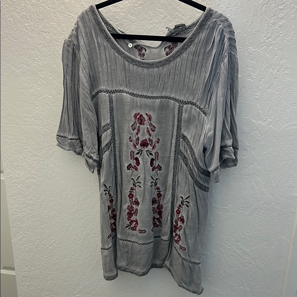 POL Gray Embroidered Floral Boho Blouse with Burgundy Accents